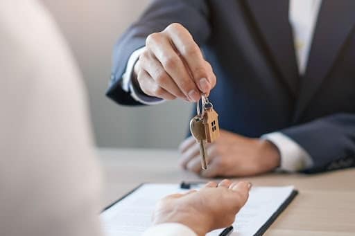 handing_over_keys_to_vacation_rental